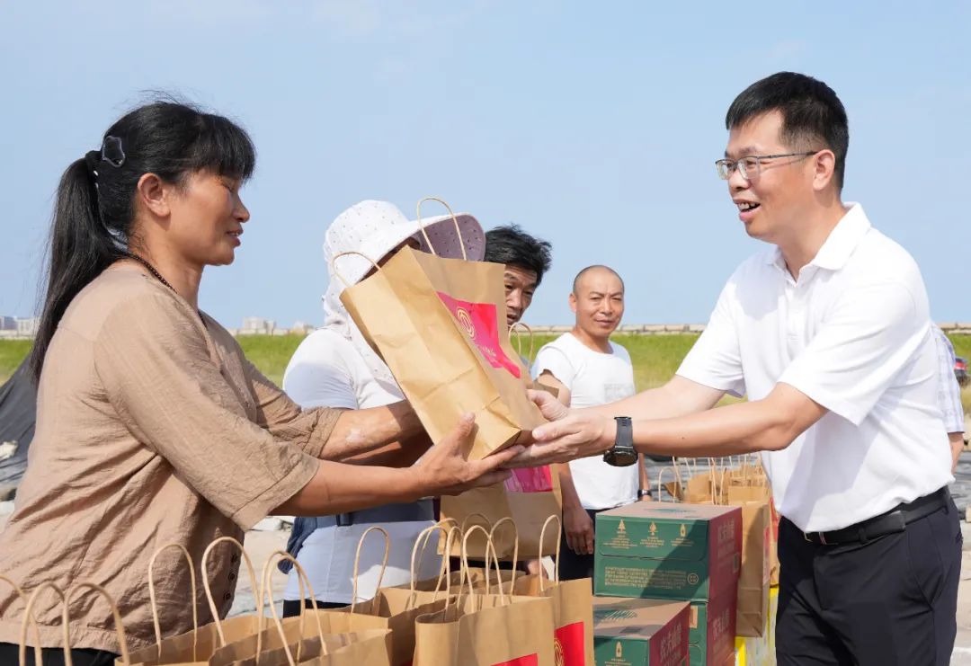 伟德国际
政府主要领导走访慰问高温作业劳动者